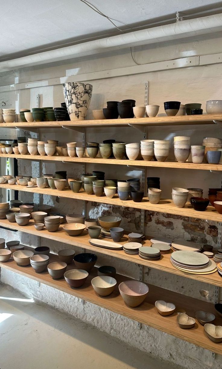 Vaisselle en grès : une histoire millénaire entre artisanat et quotidien