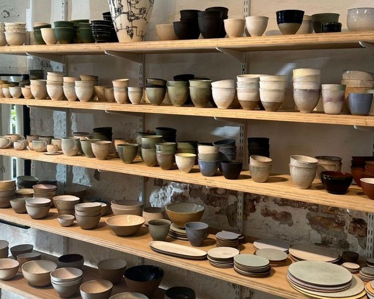 Vaisselle en grès : une histoire millénaire entre artisanat et quotidien